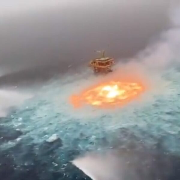 Incendio sin control en plataforma de Pemex en Campeche