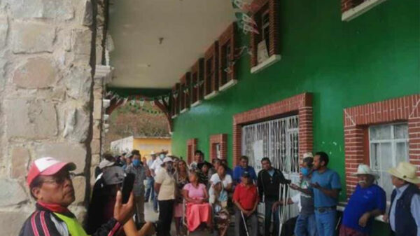 Pobladores sacan de su domicilio y arrestan a alcalde por actos de corrupción