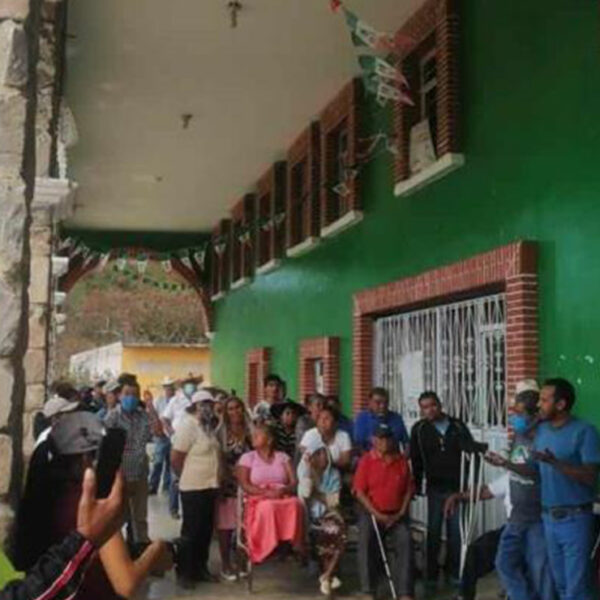 Pobladores sacan de su domicilio y arrestan a alcalde por actos de corrupción