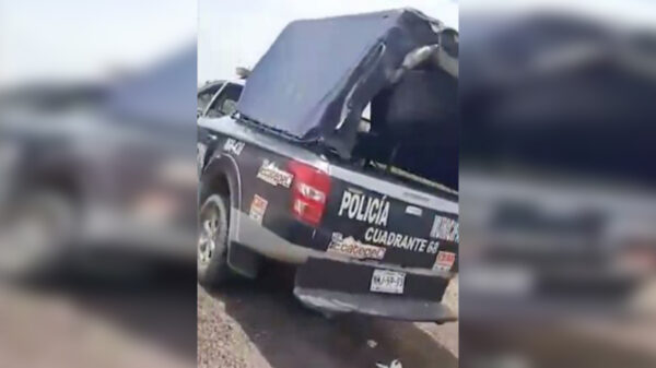 Video: "Balconean" a policías usando de motel una patrulla