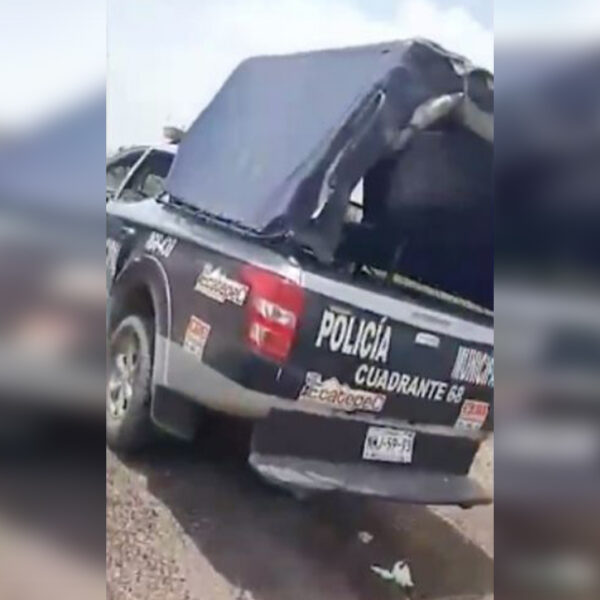 Video: "Balconean" a policías usando de motel una patrulla