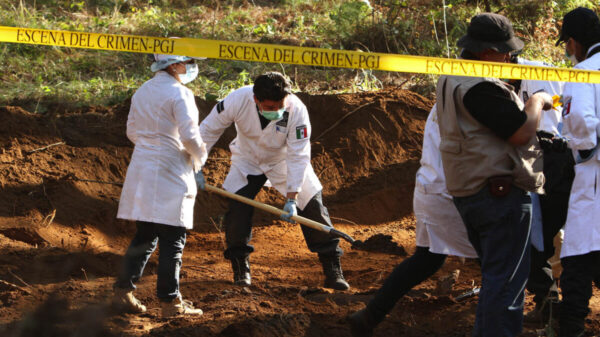 Encuentran autoridades restos de 16 personas en Michoacán