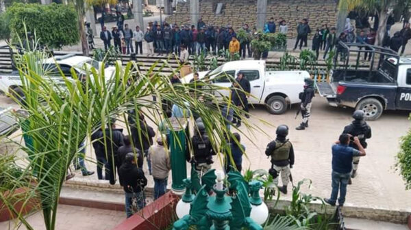 Tras conflicto agrario retienen a 44 agentes en Oaxaca