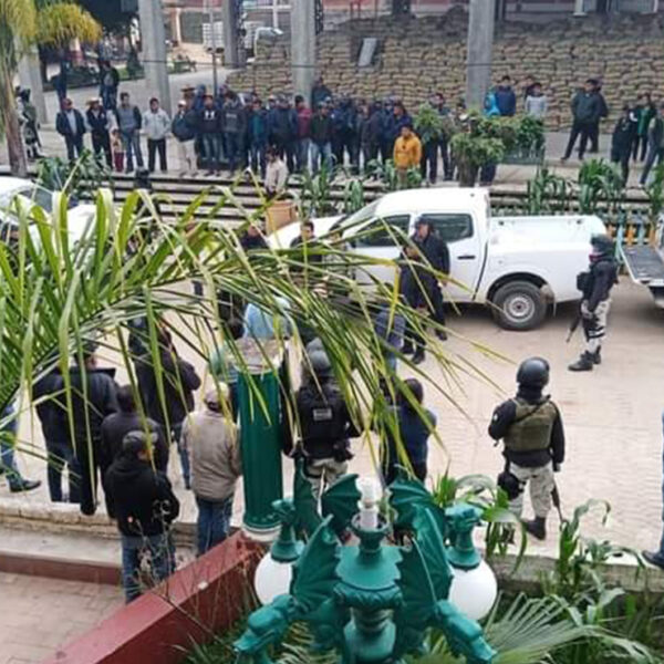 Tras conflicto agrario retienen a 44 agentes en Oaxaca