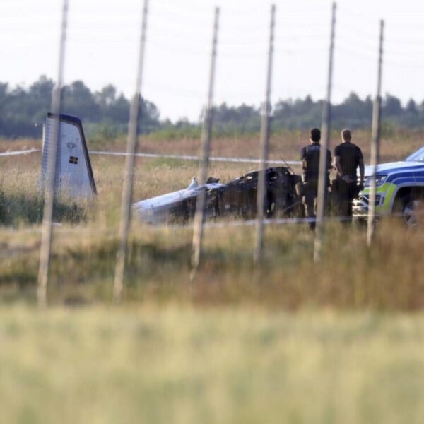 Se estrella avioneta en Suecia; mueren ocho paracaidistas deportivos.