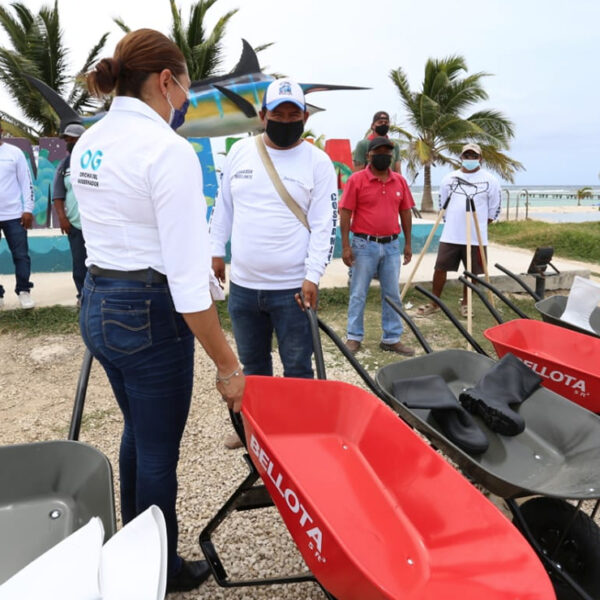 Artesanos y restauranteros reciben herramientas e insumos para combatir al sargazo en Mahahual: Carlos Joaquín