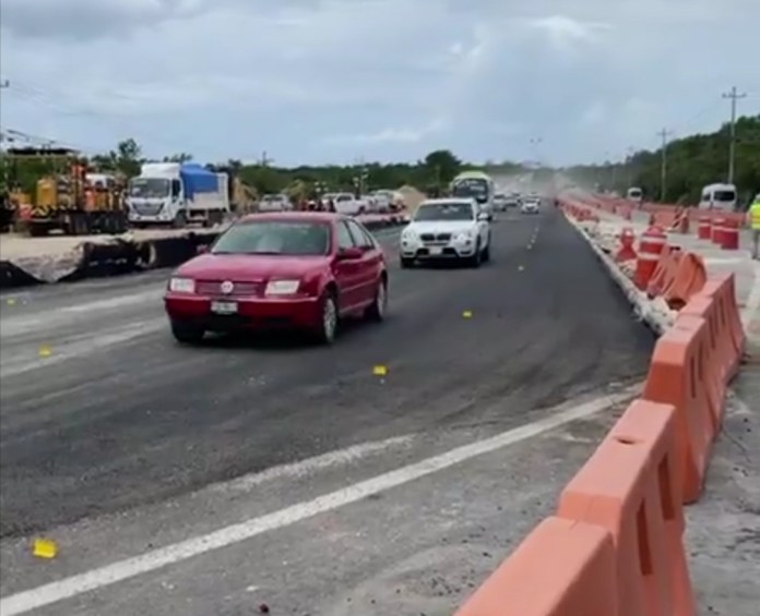 Fluye el tránsito vehicular en la carrerea Cancún-Playa del Carmen; vía alterna a zona de hundimiento es un alivio para los automovilistas.