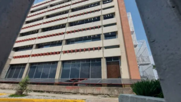 Paciente con Covid-19 se tira desde tercer piso en hospital