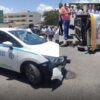 Imprudente taxista lesiona a menor al arrollar mototaxi en Playa del Carmen