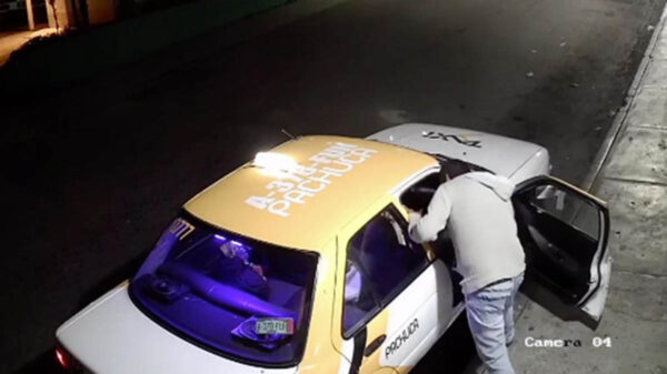 Mujer es golpeada y arrastrada por un taxista en Pachuca