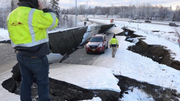 Terremoto de magnitud 8.2 sacude Alaska; hay alerta de tsunami