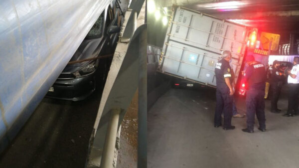 ¡Sorprendente! Tráiler aplasta un automóvil; conductor salió ileso