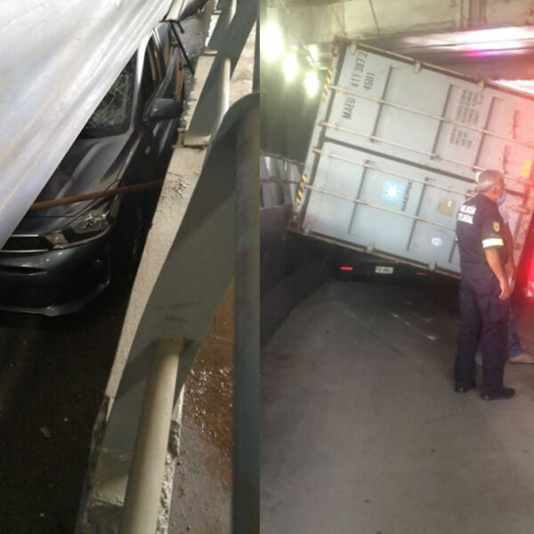 ¡Sorprendente! Tráiler aplasta un automóvil; conductor salió ileso