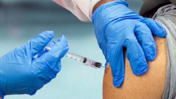 Vacuna Moderna contra Covid-19 será aplicada en menores de 12 a 17 años