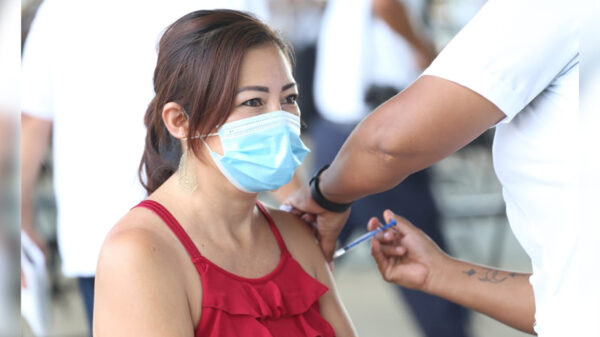 Avanza la vacunación para personas mayores de 30 años y prestadores de servicios turísticos