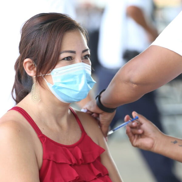 Avanza la vacunación para personas mayores de 30 años y prestadores de servicios turísticos