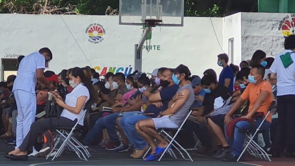 Vacunan contra Covid a 11 mil trabajadores turísticos de Cancún.