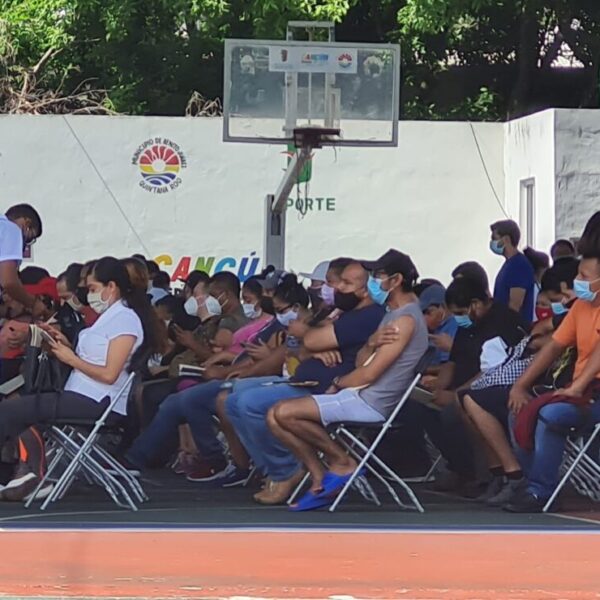 Vacunan contra Covid a 11 mil trabajadores turísticos de Cancún.