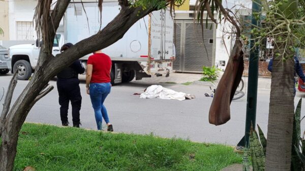Combi priva de la vida a un ciclista en la avenida 135 de Cancún (VIDEO).
