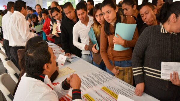 Enfrentan egresados de universidades falta de empleo y salarios bajos.