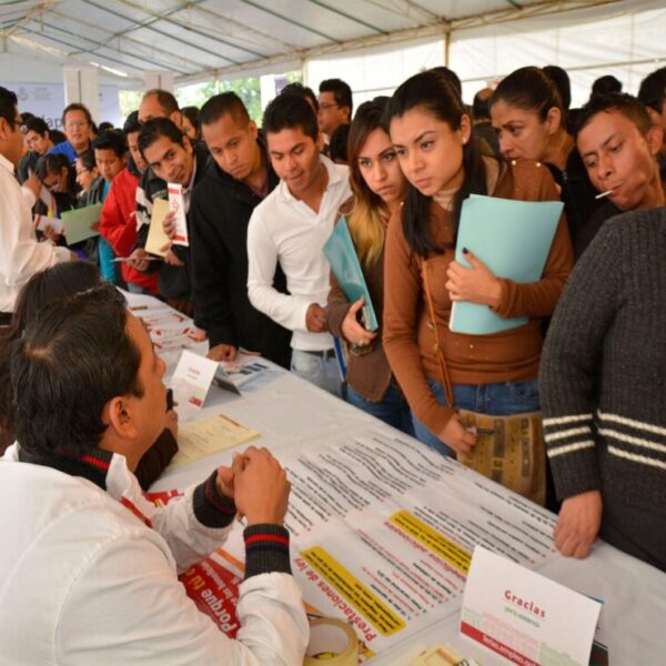 Enfrentan egresados de universidades falta de empleo y salarios bajos.
