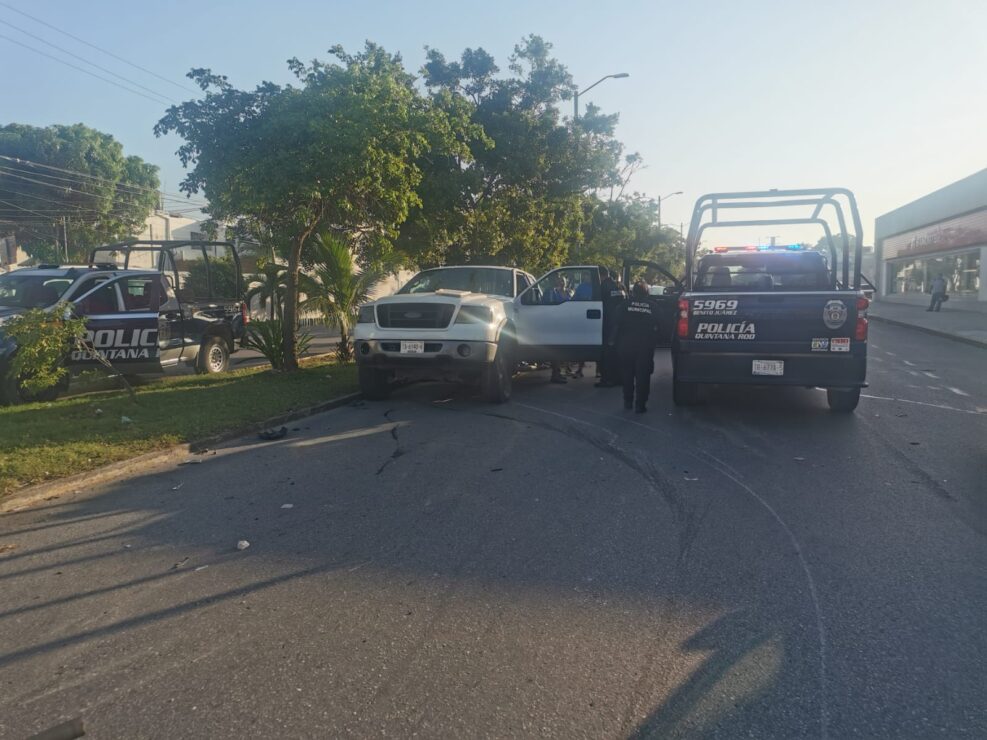 Encontronazo entre una Urvan y una camioneta en La luna y Nichupté; los conductores involucrados alegaron tener el semáforo verde.