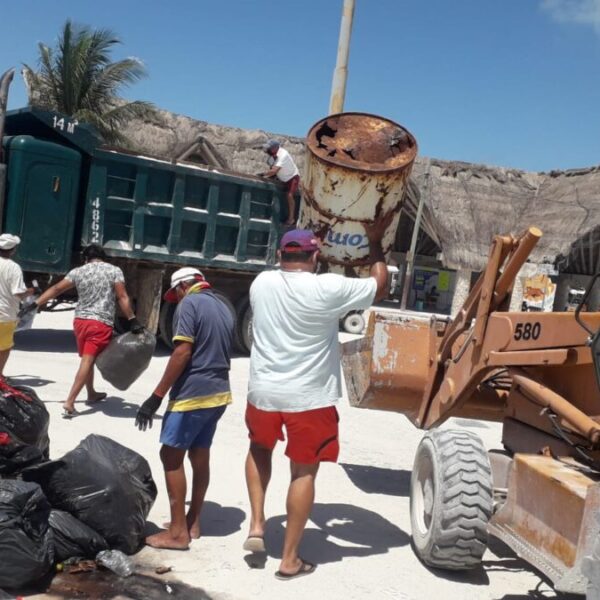 Atienden problema de la basura en la isla de Holbox.