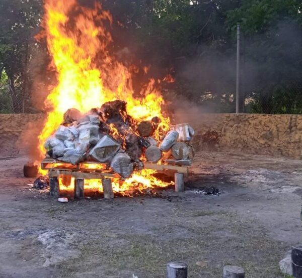 FGR Quintana Roo incinera narcóticos y destruye diversos objetos delictivos.