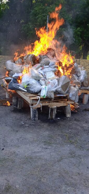 FGR Quintana Roo incinera narcóticos y destruye diversos objetos delictivos; el acto se llevó a cabo en coordinación con la Sedena.