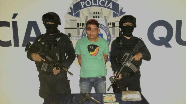 Atrapan a un narcomenudista armado en Tulum.