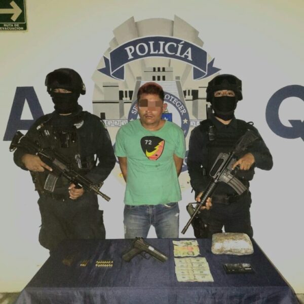 Atrapan a un narcomenudista armado en Tulum.