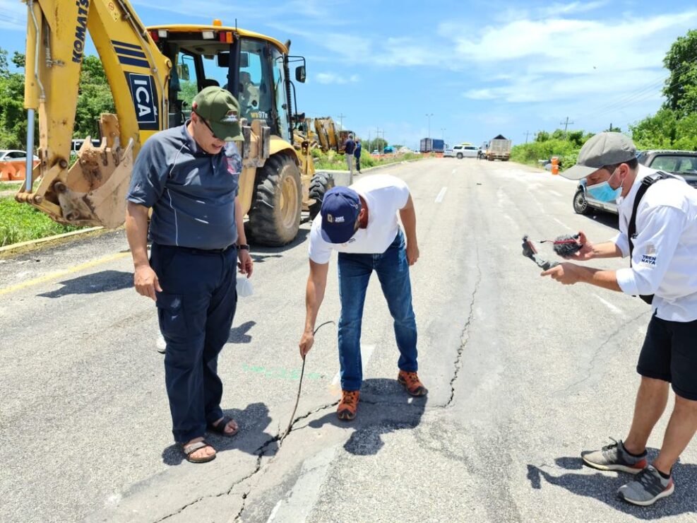 Fonatur supervisa obra de desvío provisional y avance de estudios geofísicos en carretera federal 307; Raúl Bermúdez y el diputado federal Luis Alegre verifican los trabajos.