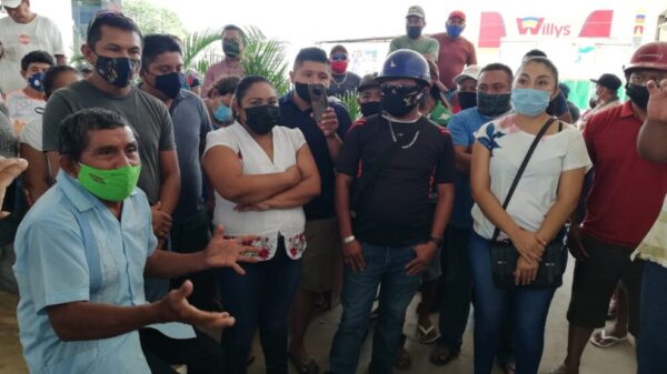 Protestan extrabajadores del Ayuntamiento de Lázaro Cárdenas.