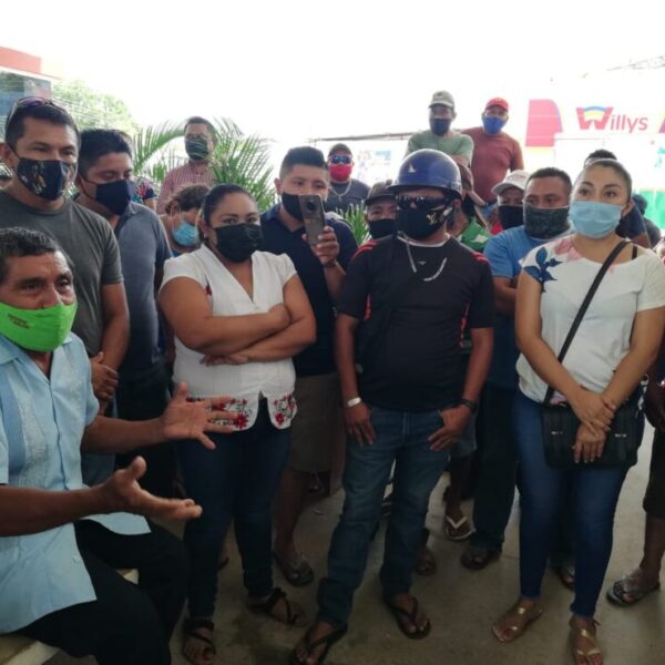 Protestan extrabajadores del Ayuntamiento de Lázaro Cárdenas.