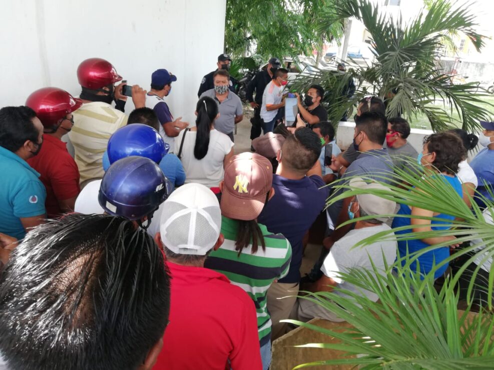 Protestan extrabajadores del Ayuntamiento de Lázaro Cárdenas; reclaman pago de días laborados y su finiquito.