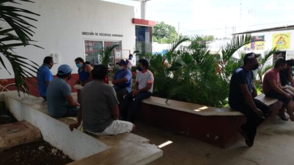 Recortes presupuestales causaron bajas en Ayuntamiento de Lázaro Cárdenas.