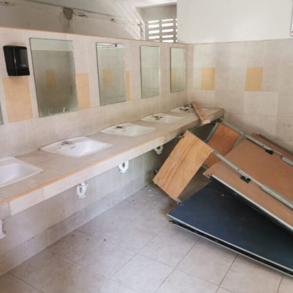 Evalúan daños en planteles educativos en Cancún.