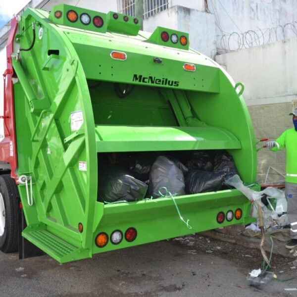 Incrementan vacacionistas la generación de basura en Cancún.