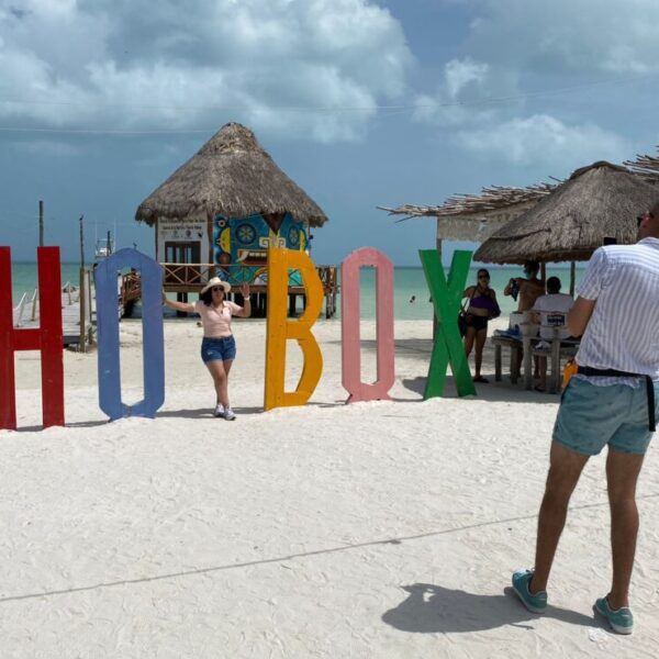 Lucen sin sargazo las playas de la isla de Holbox.