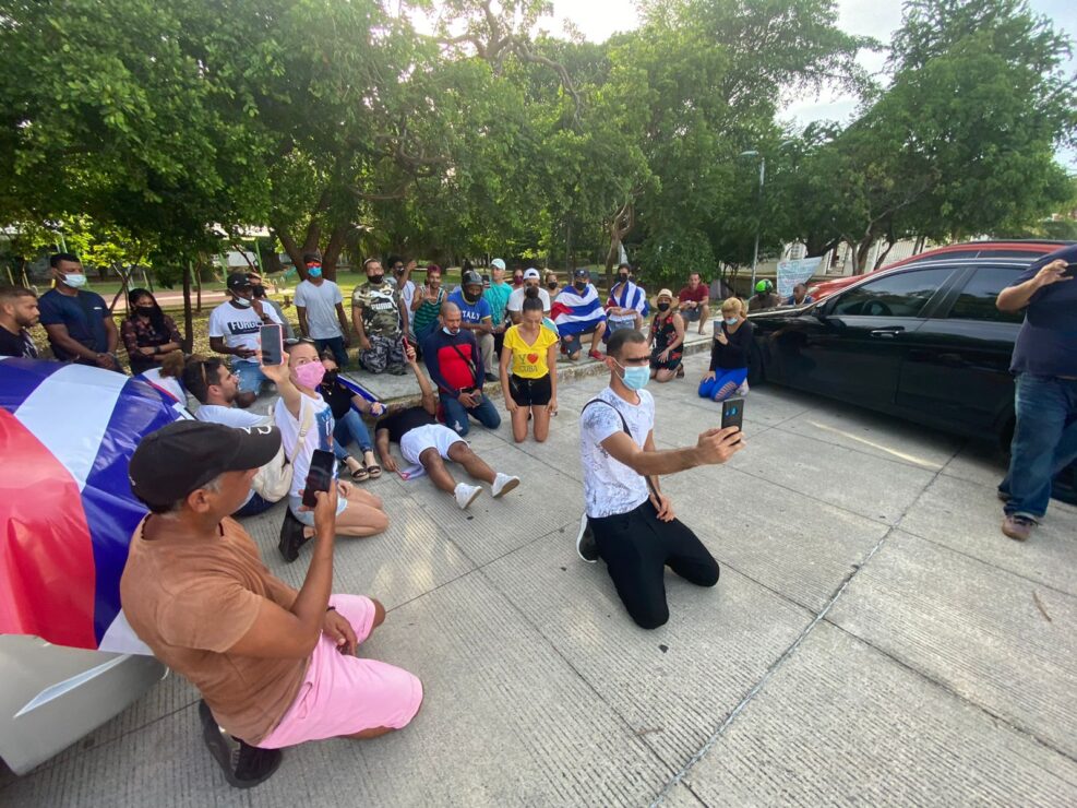 Segundo días de manifestaciones de cubanos residentes en Cancún; desde el Caribe mexicano levantan la voz en apoyo a sus connacionales en la isla.