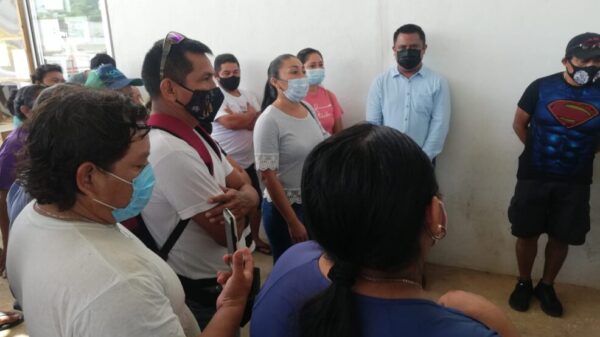 Retienen a funcionario de Lázaro Cárdenas por conflicto laboral.