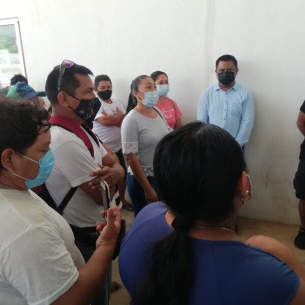 Retienen a funcionario de Lázaro Cárdenas por conflicto laboral.