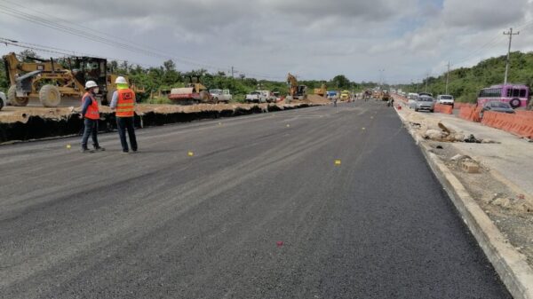 Fluye el tránsito vehicular en la carrerea Cancún-Playa del Carmen.