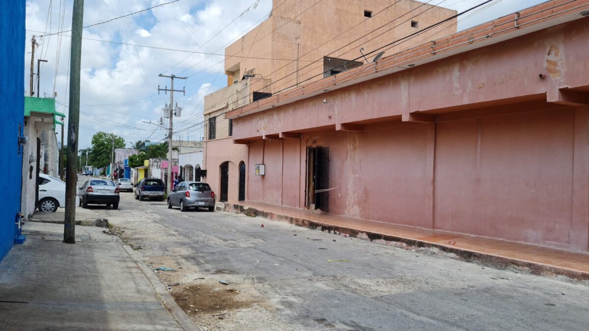 Disparan contra la fachada de un bar en la Región 94 de Cancún (VIDEO); el ataque se perpetró cerca del Bar Las Canoas, este mediodía.