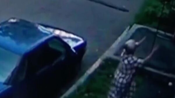 Una abuelita se convirtió en heroína, luego de que salvara a un bebé cuando caminaba por las calles de Rusia