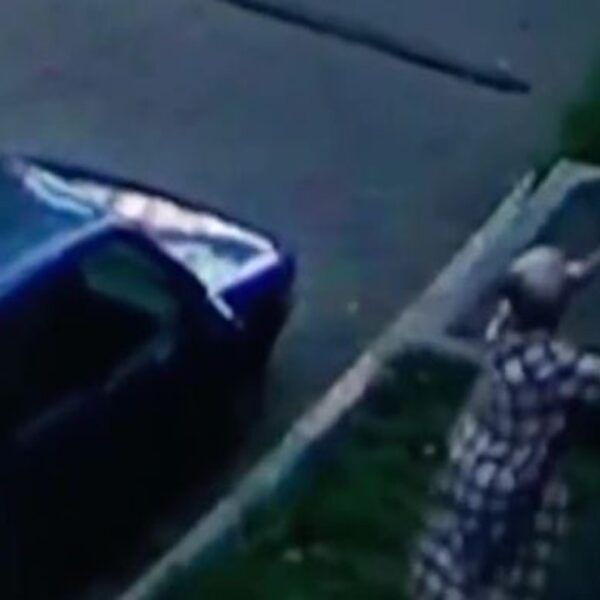 Una abuelita se convirtió en heroína, luego de que salvara a un bebé cuando caminaba por las calles de Rusia