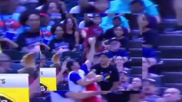 Las habilidades de un aficionado para cachar una pelota en un juego de béisbol se ha viralizado en redes sociales