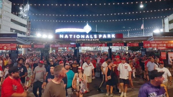Deja cuatro heridos tiroteo frente a estadio de beisbol en Washington (VIDEOS).