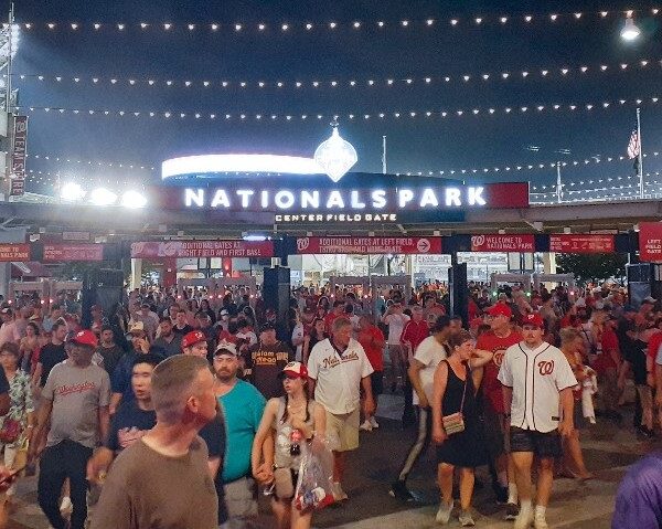 Deja cuatro heridos tiroteo frente a estadio de beisbol en Washington (VIDEOS).