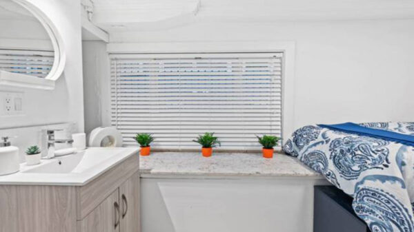 Las ofertas de vivienda no siempre suelen cumplir con lo que dictan los anuncios, prueba de ello, en un supuesto “microestudio” en renta, el cual resultó ser  un baño con cama